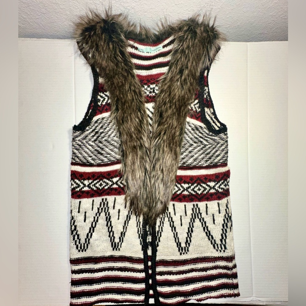 Maurices Knit Vest Faux Fur Trim Womens Geometric Aztec 70’s Vibe Size Medium